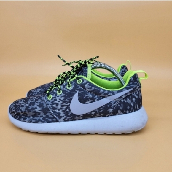 Nike Roshe Run Women's Gray Running Shoes Size 6.5 - Picture 1 of 7